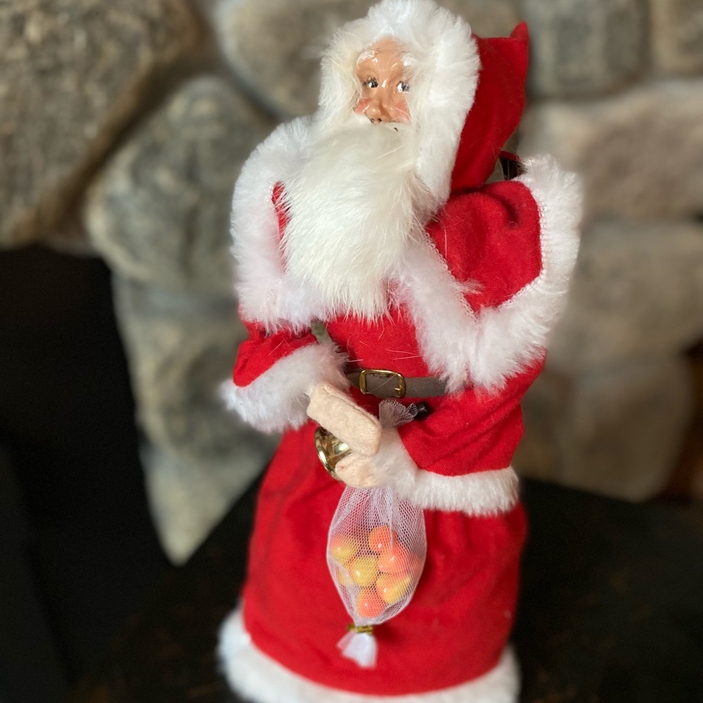Byers’ Choice Figurine
The Carolers
Santa 
1990